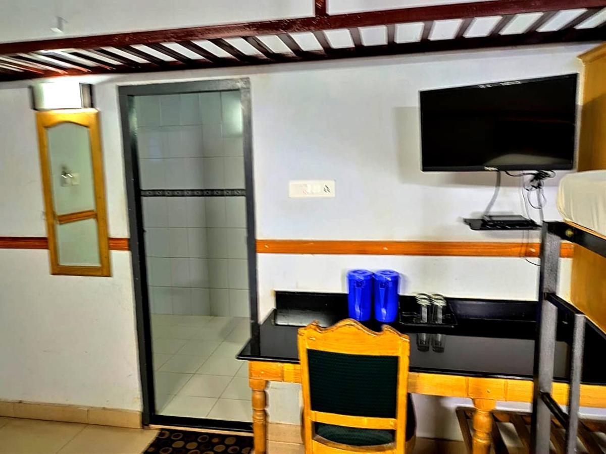 Hotel Maple Regency Kochi Екстериор снимка