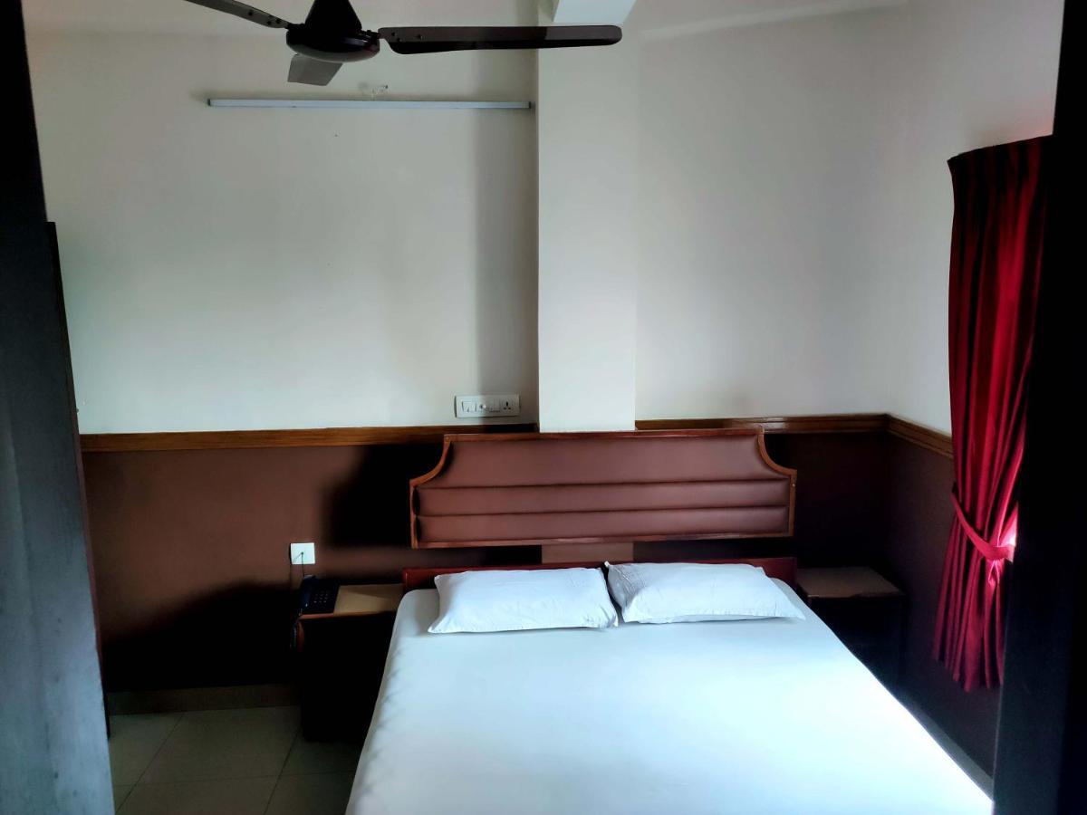 Hotel Maple Regency Kochi Екстериор снимка