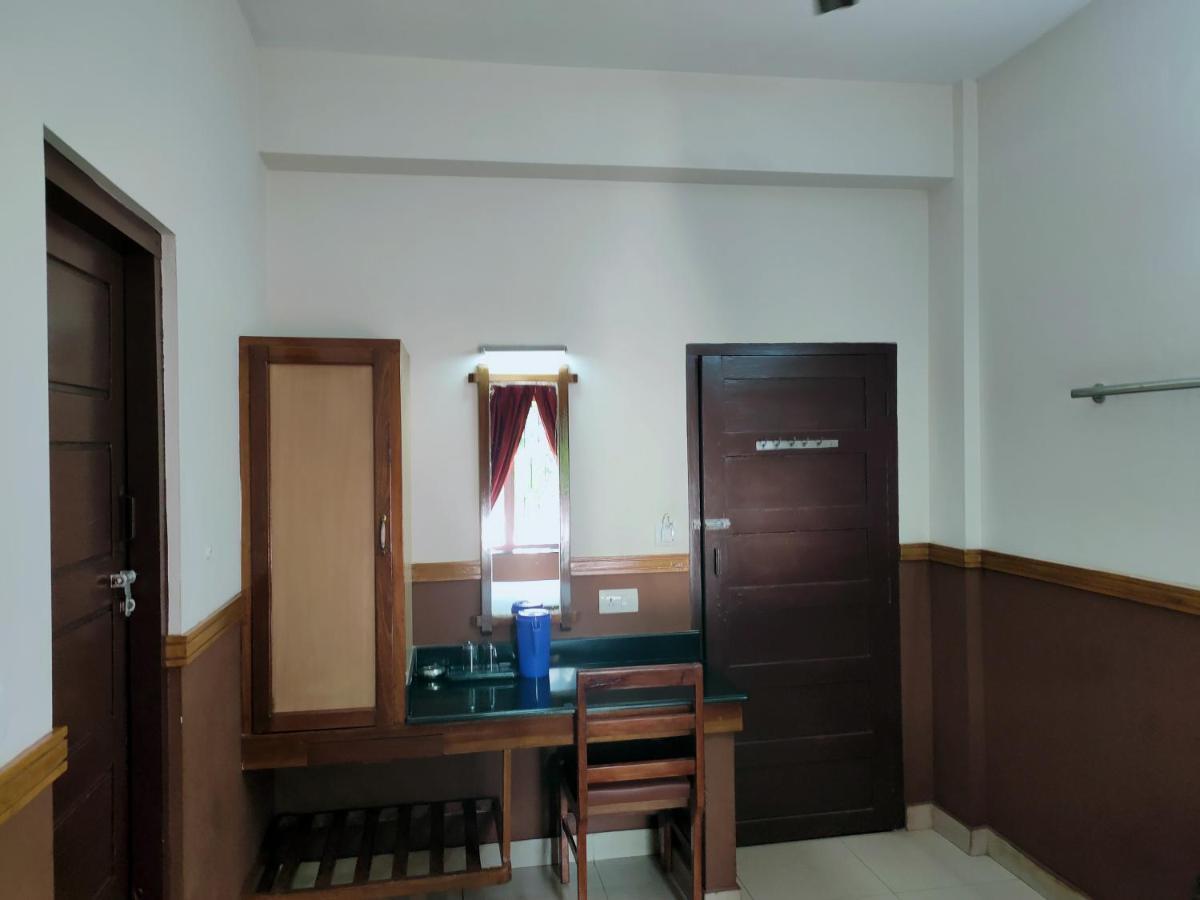Hotel Maple Regency Kochi Екстериор снимка