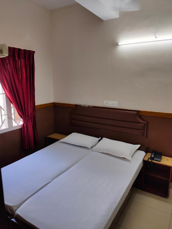 Hotel Maple Regency Kochi Екстериор снимка